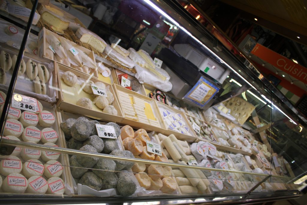 Fransız asker ve siyasetçi Charles de Gaulle'nin Fransız peynirleriyle ilgili bir özdeyişi: "Her güne bir peynir çeşidi düşen bir ülkeyi nasıl bir arada yönetebilirim ki?"