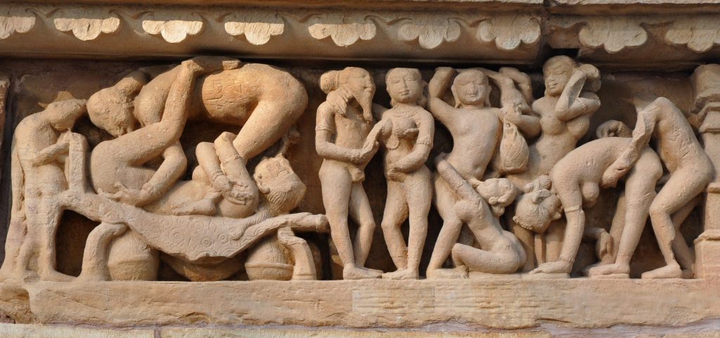 Hindistan'ın bir kasabası olan Khajuraho, eski zamanlardan kalma bir tapınağı bünyesinde barındırır. Tapınağın üzerine yüzlerce seks figürü ile doludur. Bu tapınağın eski zamanlarda bir seks öğretisi merkezi olduğu bilinir.